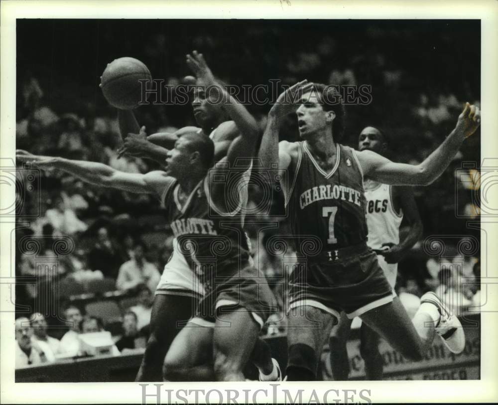 1990 Press Photo Rockets' Vernon Maxwell steals ball from Hornets' Tyrone Bogues- Historic Images