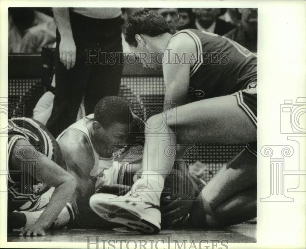 1990 Press Photo Rockets' Sleepy Floyd grapples with Minnesota's Randy Breuer- Historic Images