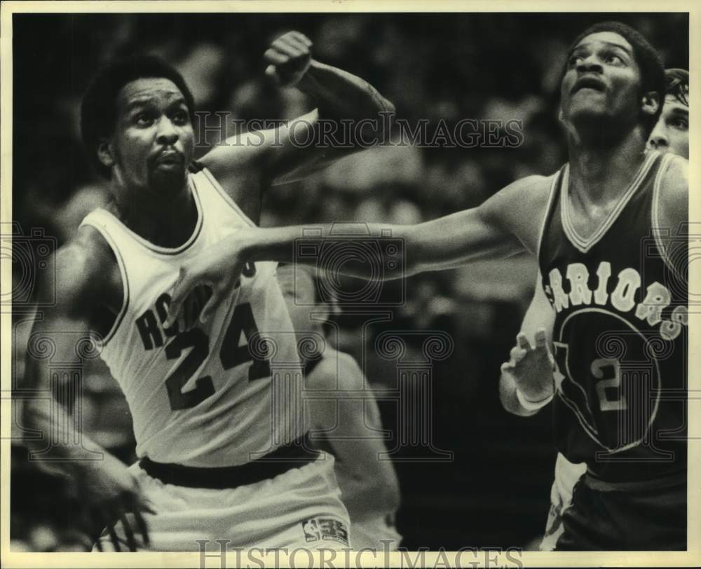 1990 Press Photo Rocket Moses Malone and Warrior Kevin Pritchard go for rebound- Historic Images