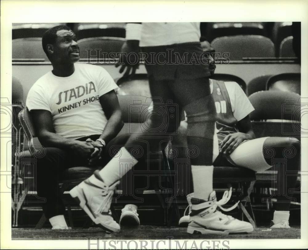 1989 Press Photo Former Rocket Calvin Murphy attends a practice at The Summit.- Historic Images