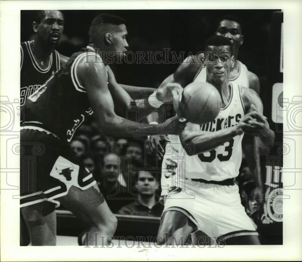 1990 Press Photo Rockets&#39; Otis Thorpe grapples Bulls&#39; Stacey King for loose ball- Historic Images