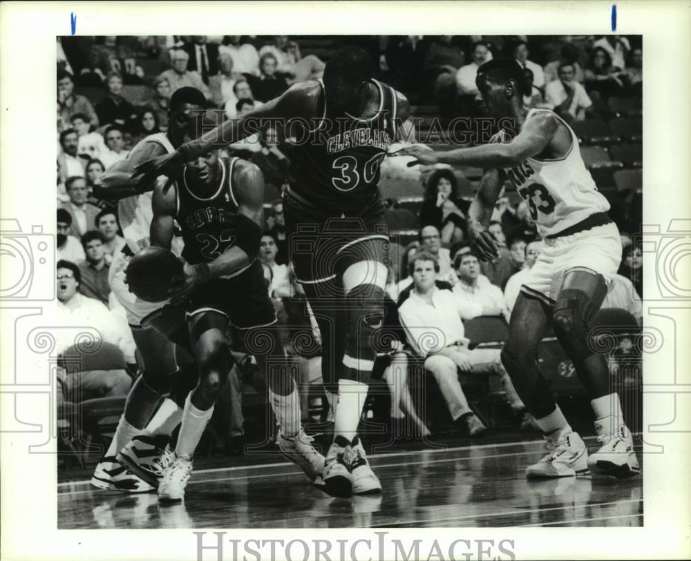 1990 Press Photo Cavaliers control loose ball as Rockets put defensive pressure- Historic Images