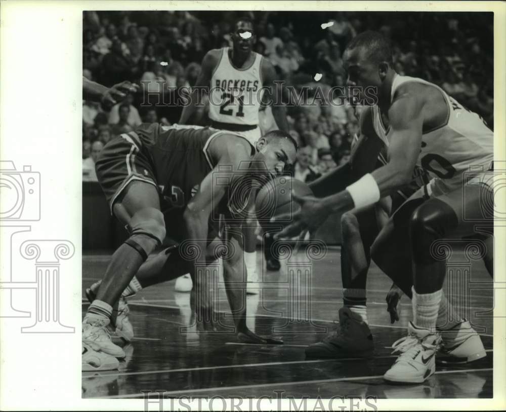 1990 Press Photo Rockets&#39; Kennard Winchester grabs loose ball from Jazz&#39; Edwards- Historic Images