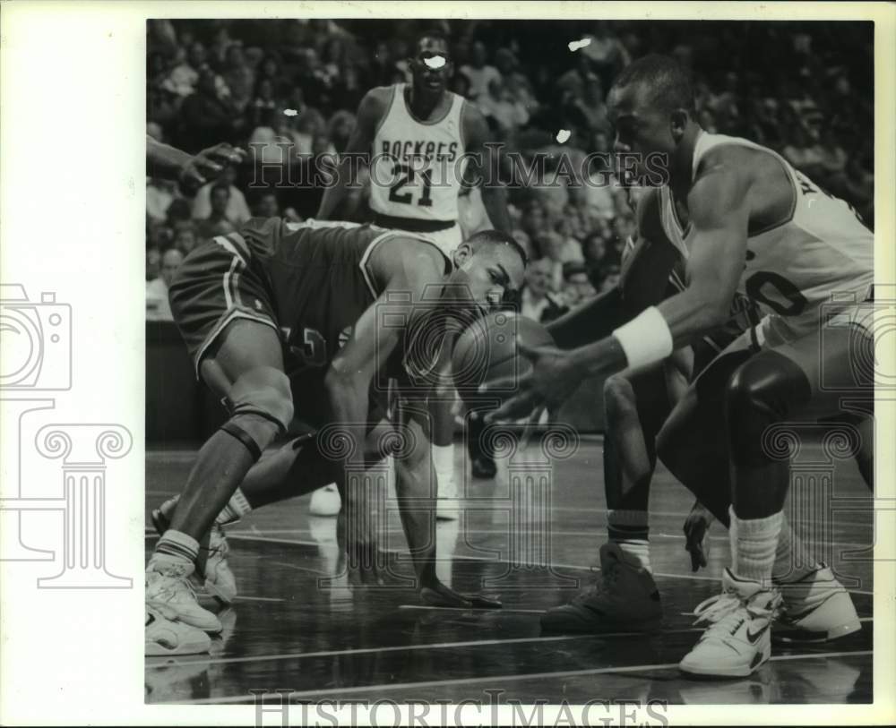 1990 Press Photo Rockets' Kennard Winchester grabs loose ball from Jazz' Edwards- Historic Images
