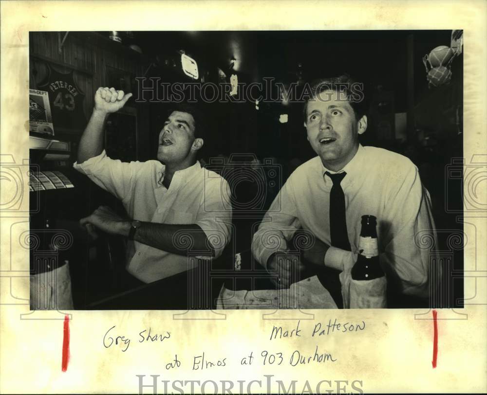 1988 Press Photo Rockets&#39; fans Greg Shaw and Mark Patteson watch game at Elmo&#39;s.- Historic Images