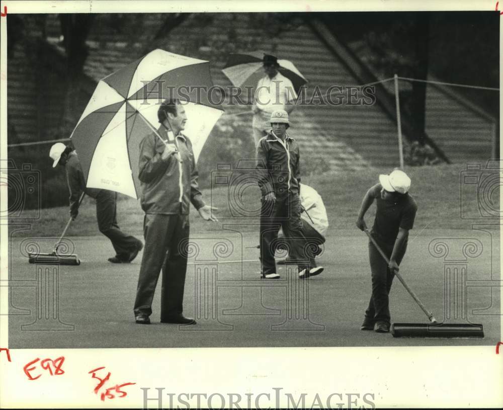 1980 Press Photo PGA official supervises squeegeeing after storm at Houston Open- Historic Images