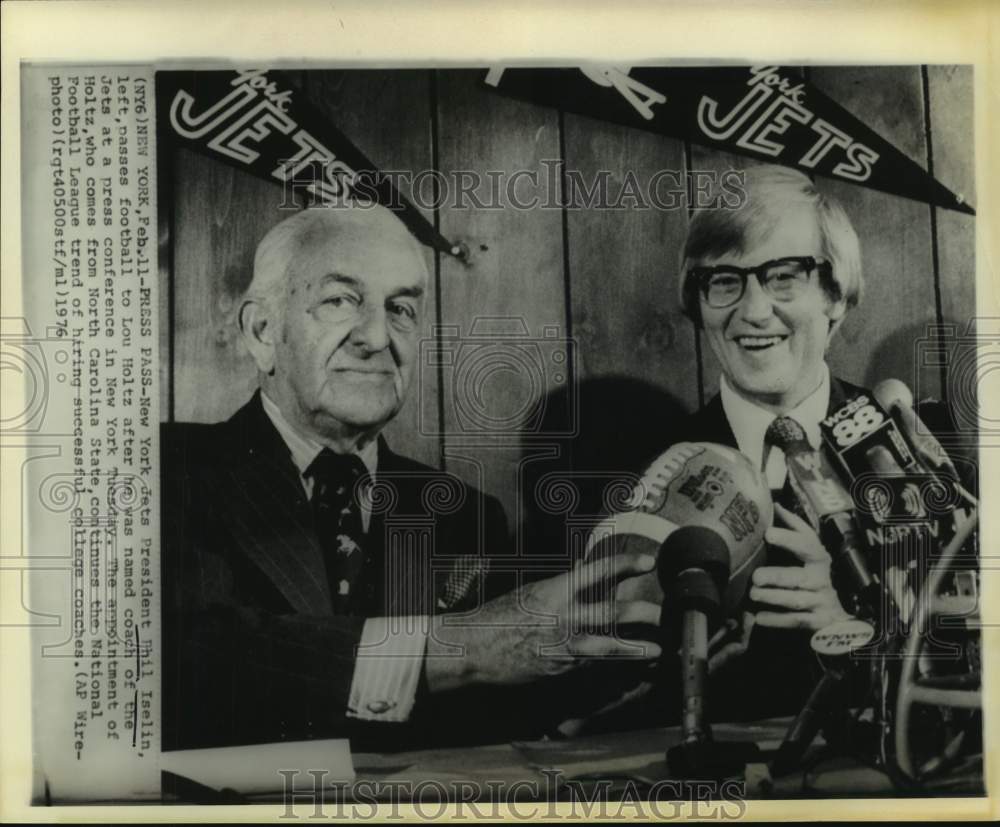 1976 Press Photo Jets&#39; president Phil Iselin passes ball to new coach Lou Holtz.- Historic Images