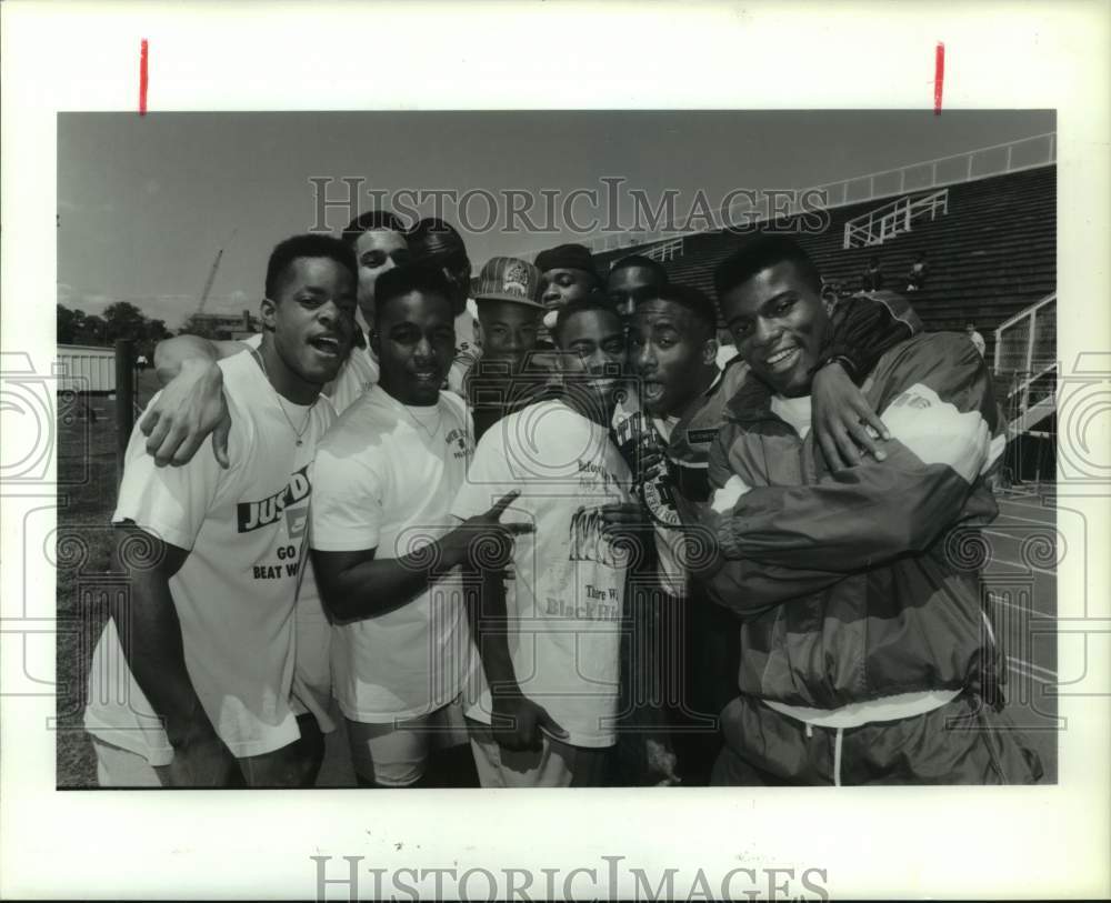 1991 Press Photo Raghib &quot;Rocket&quot; Ismail, Mike Miller draw a crowd at Rice campus- Historic Images