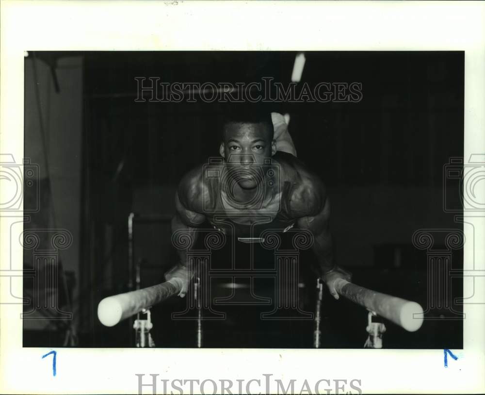 1991 Press Photo Gymnast Kerry Huston balances on the parallel bars. - hcs12645- Historic Images
