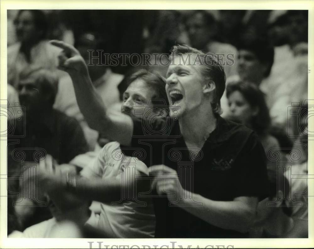 1986 Press Photo Houston Rockets fans applaud team and jeer Celtics in series.- Historic Images
