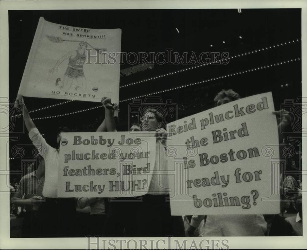 1986 Press Photo Rockets&#39; fans taunt the Celtics with banners during NBA Finals.- Historic Images