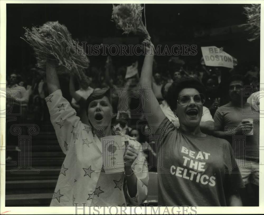 1986 Press Photo Rockets&#39; fans show support to aid in victory over Celtics.- Historic Images