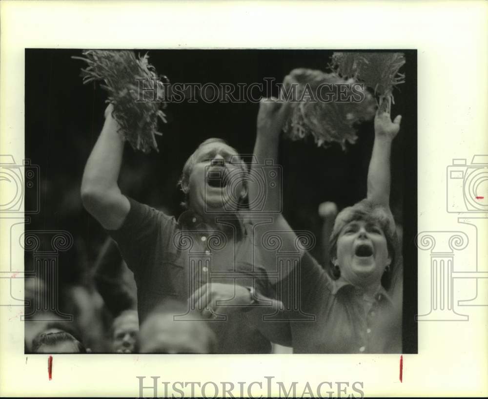 1986 Press Photo Fans wave pompoms to cheer on the Houston Rockets in NBA Finals- Historic Images