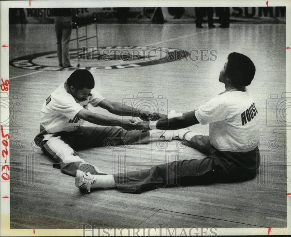 1978 Press Photo A pair of Houston Rockets pair up to stretch their muscles.- Historic Images