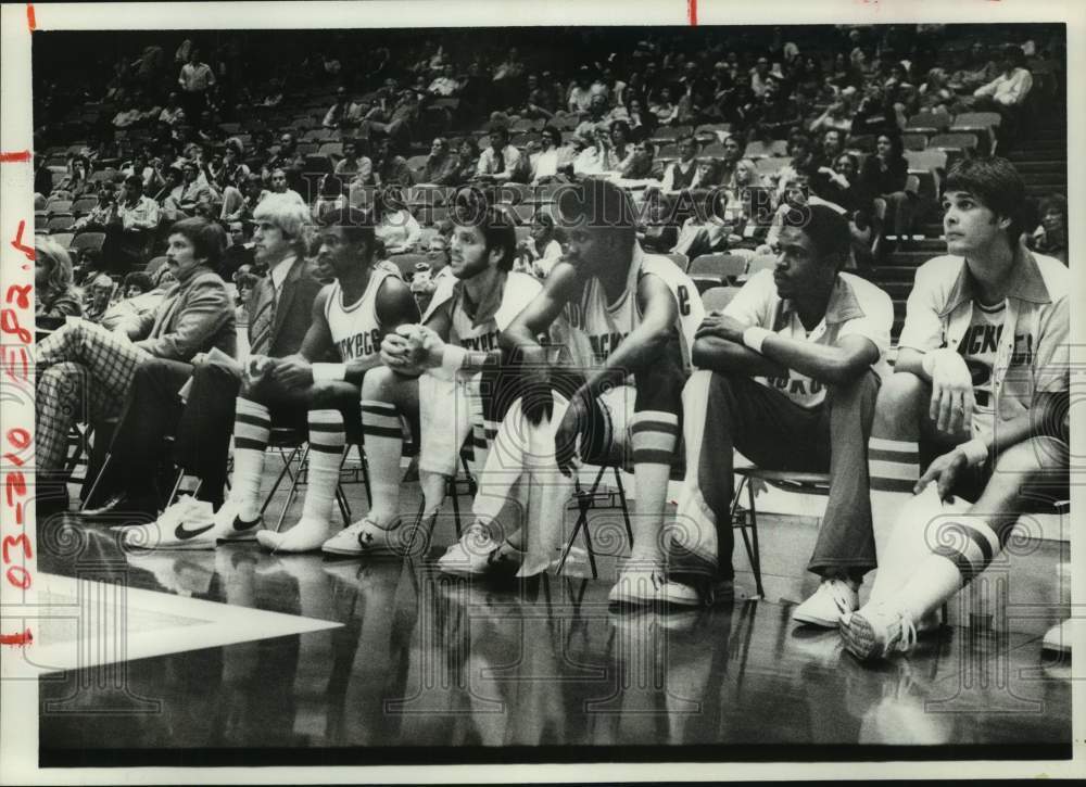 1977 Press Photo Rockets&#39; reserve players watch action intently from court side.- Historic Images