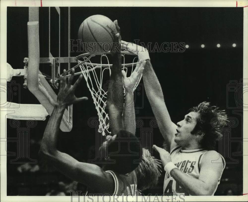 1975 Press Photo Rockets&#39; Rudy Tomjanovich reaches over rim to block shot.- Historic Images