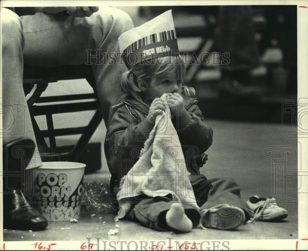 1980 Press Photo Kasey Baker settles in comfortably to watch her Rockets play.- Historic Images