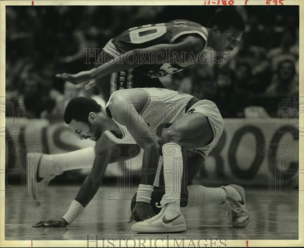 1980 Press Photo Rockets&#39; Allen Leavell grabs loose ball from Warriors&#39; King.- Historic Images