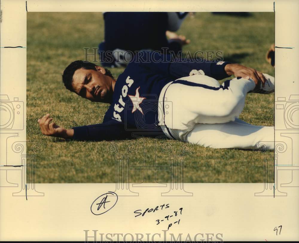 1989 Press Photo Astros&#39; second baseman Chuck Jackson stretches before game.- Historic Images