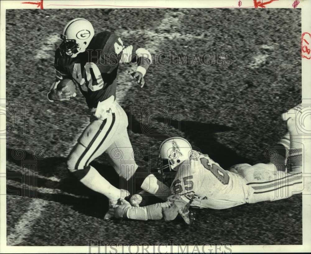 1980 Press Photo Oilers Elvin Bethea tackles Packers Eddie Lee Ivery from behind- Historic Images