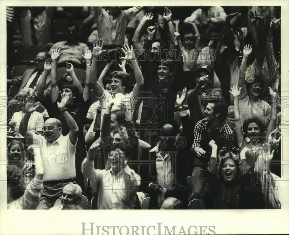 1984 Press Photo Houston Rockets&#39; fans doing &quot;The Wave&quot; in support of team.- Historic Images