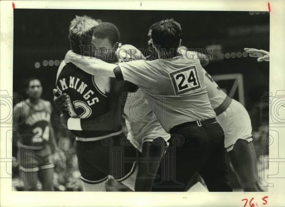 1984 Press Photo Ref Caldwell Jones attempts to break up Cummings and Sampson- Historic Images