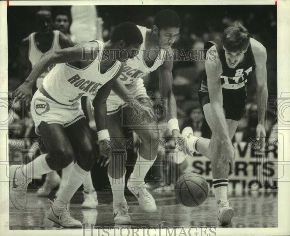 1984 Press Photo Rockets&#39; Ford &amp; McCray and Nuggets&#39; Hanzlik chase loose ball.- Historic Images