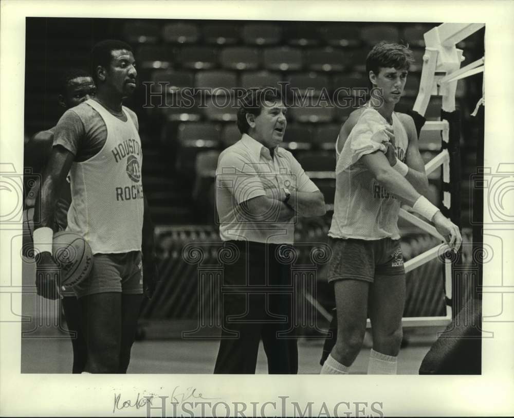 1984 Press Photo Houston coach Bill Fitch leads a Rockets&#39; practice session.- Historic Images