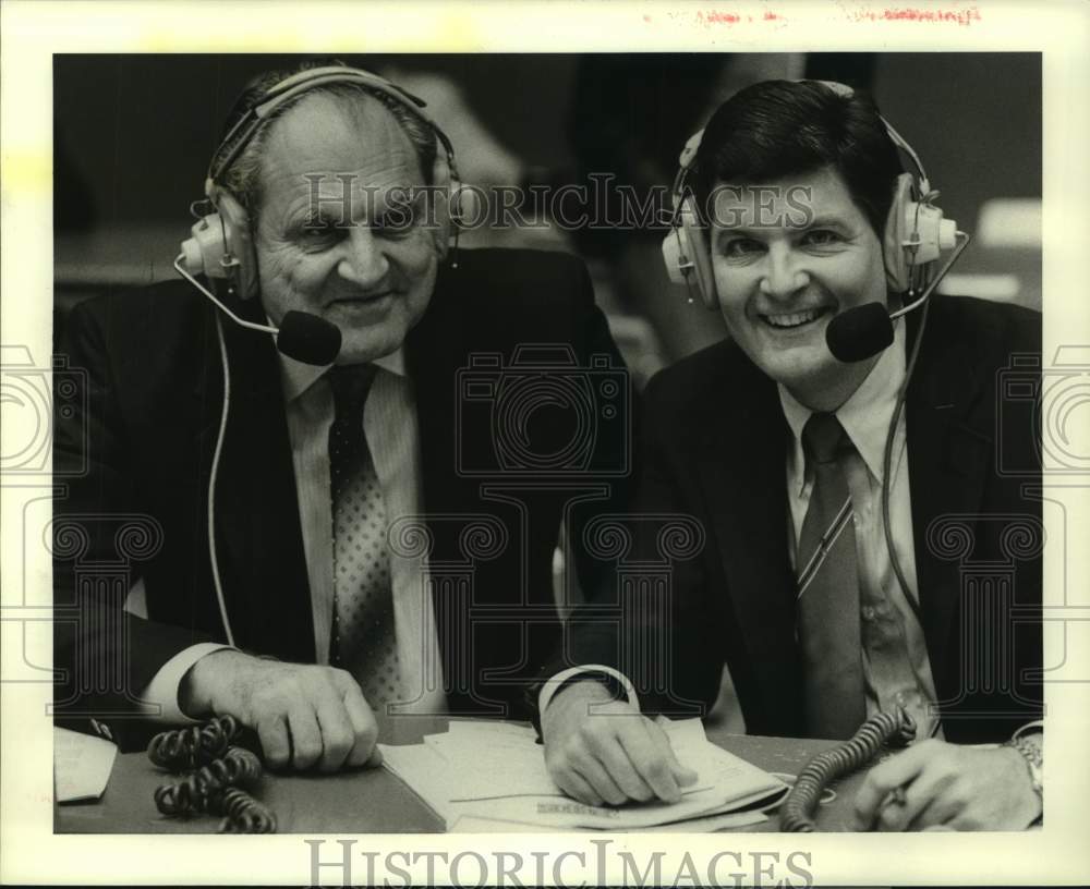 1986 Press Photo Guy V. Lewis and Bill Worrell do TV voice over at Houston game.- Historic Images