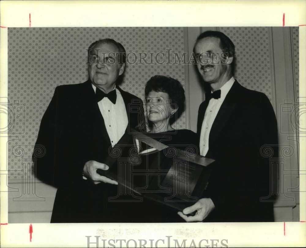 1986 Press Photo Ex-University of Houston coach Guy V. Lewis honored with award.- Historic Images