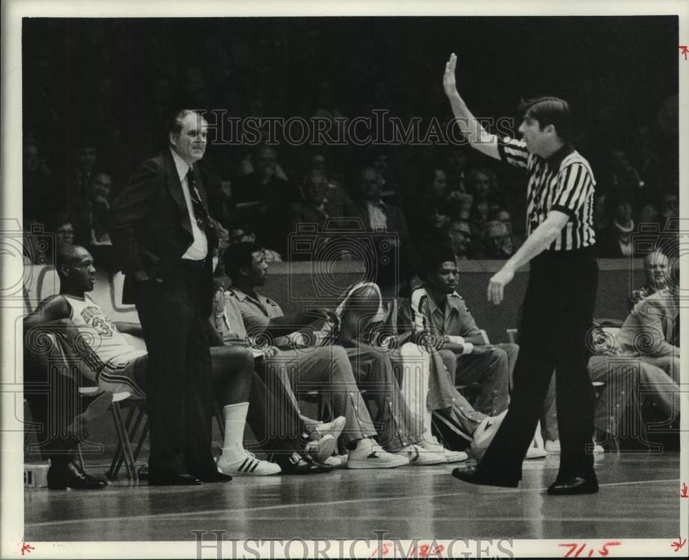 1978 Press Photo University of Houston basketball coach Guy Lewis impresses ref.- Historic Images