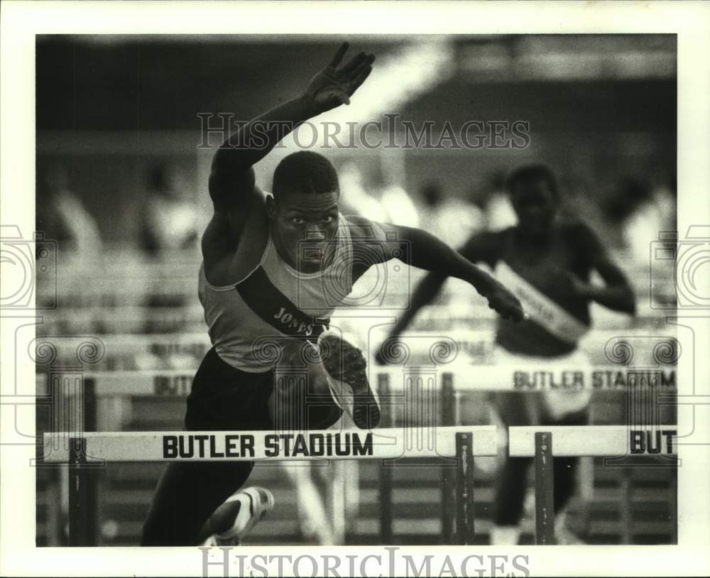 1988 Press Photo Jones High School hurdler Deon Lewis runs 5-A hurdles event.- Historic Images