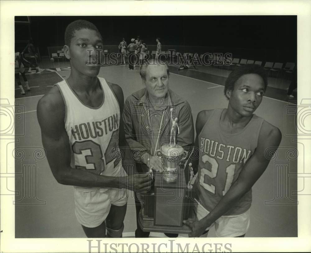 1982 Press Photo University of Houston coach Guy Lewis, players display trophy.- Historic Images