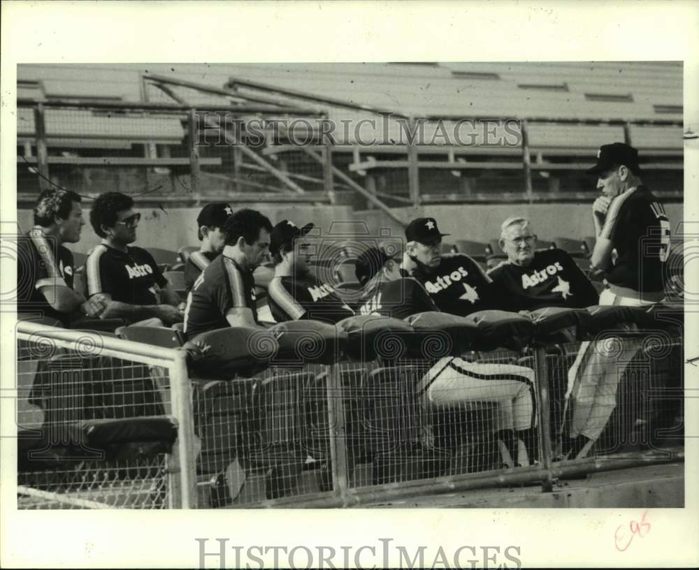1986 Press Photo Astros manager Bob Lillis talks to staff, minor-league coaches.- Historic Images