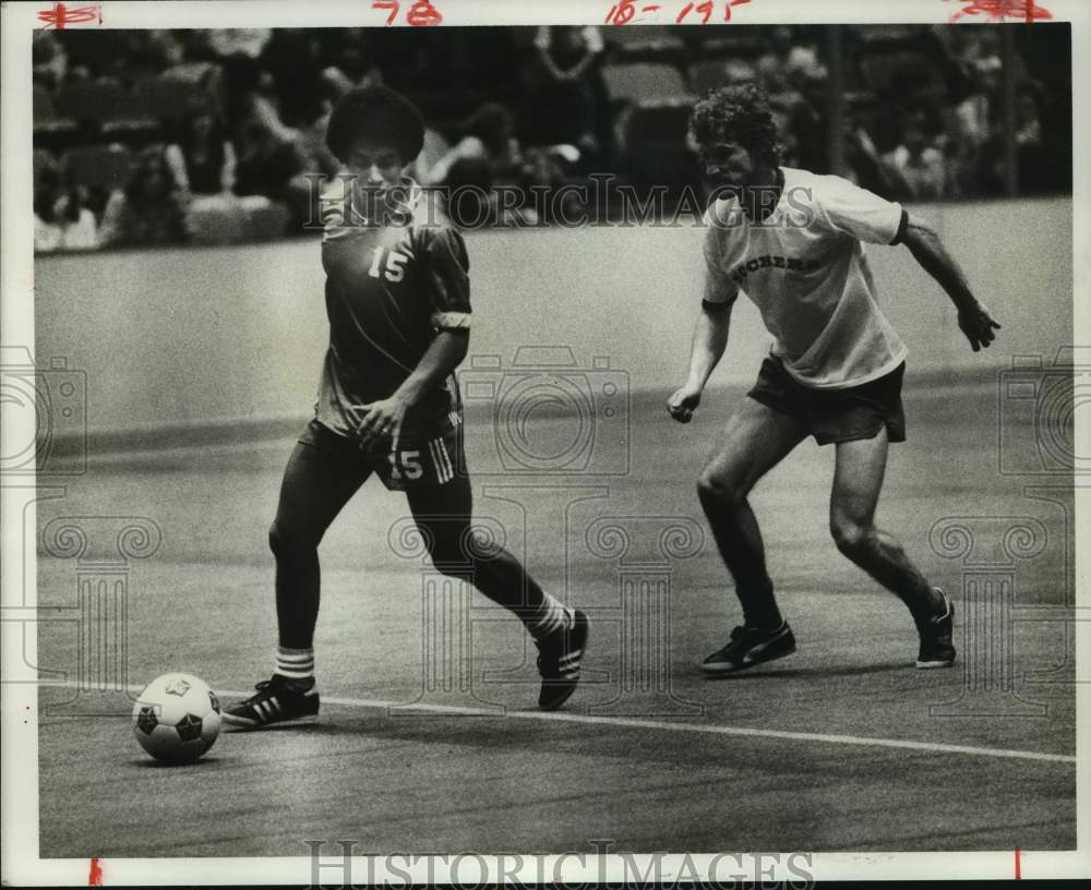 1978 Press Photo Soccer player Mark Lindsay in action on the pitch. - hcs12702- Historic Images
