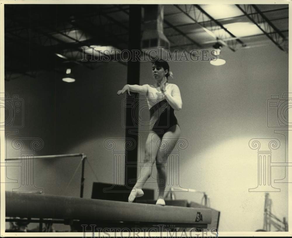 1989 Press Photo Gymnast Ashley Lindow at USGF Class II regional meet.- Historic Images