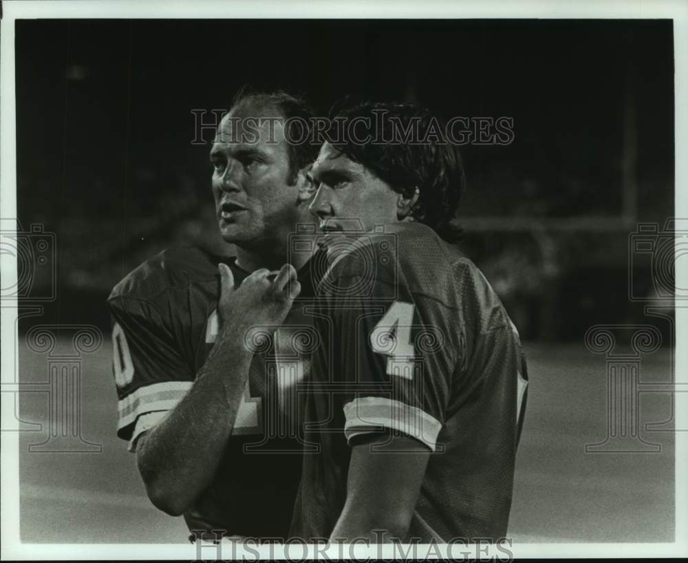 1979 Press Photo Kansas City Chiefs&#39; QB&#39;s Mike Livingston and Steve Fuller talk.- Historic Images