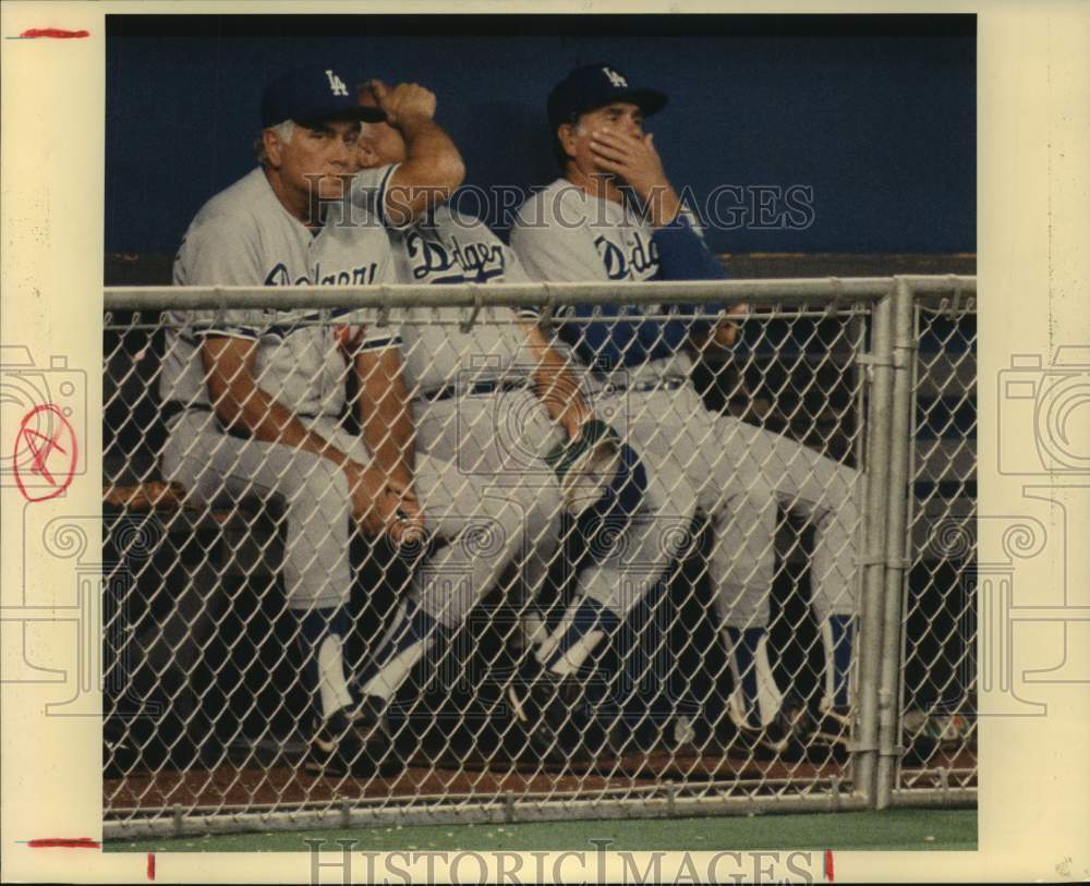 1988 Press Photo Dodgers&#39; coaches can&#39;t watch or speak in loss to Astros.- Historic Images
