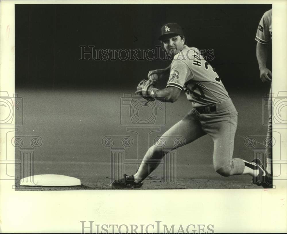 1987 Press Photo Dodgers&#39; infielder Glenn Hoffman turns to make throw to first.- Historic Images