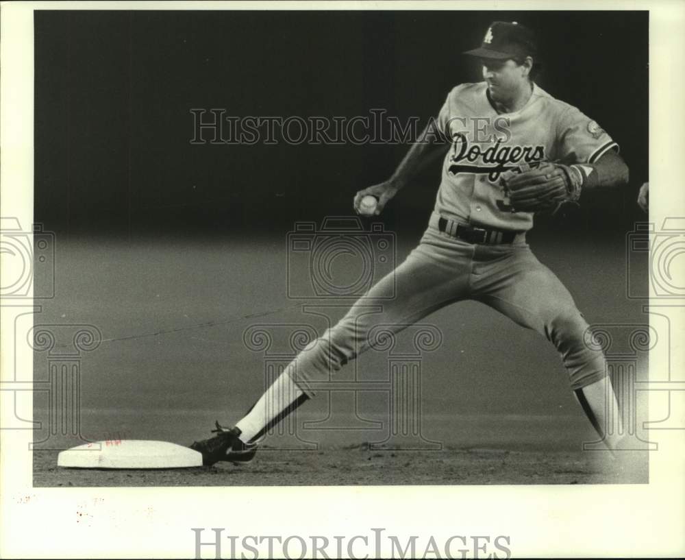 1987 Press Photo Dodgers infielder Glenn Hoffman tags the bag at second base.- Historic Images