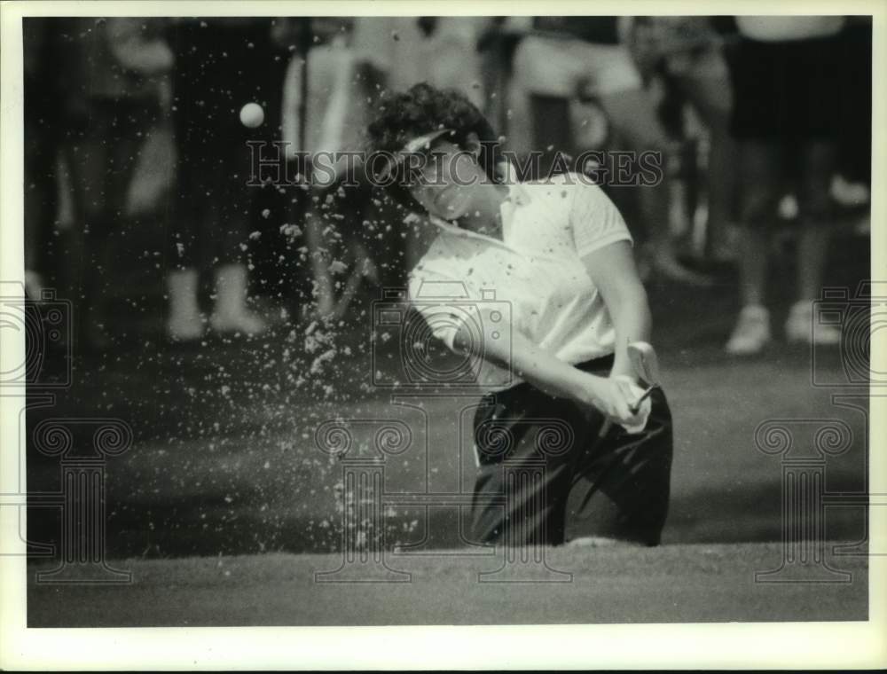 1985 Press Photo Pro golfer Nancy Lopez blasts out of a sand trap on hole #15.- Historic Images