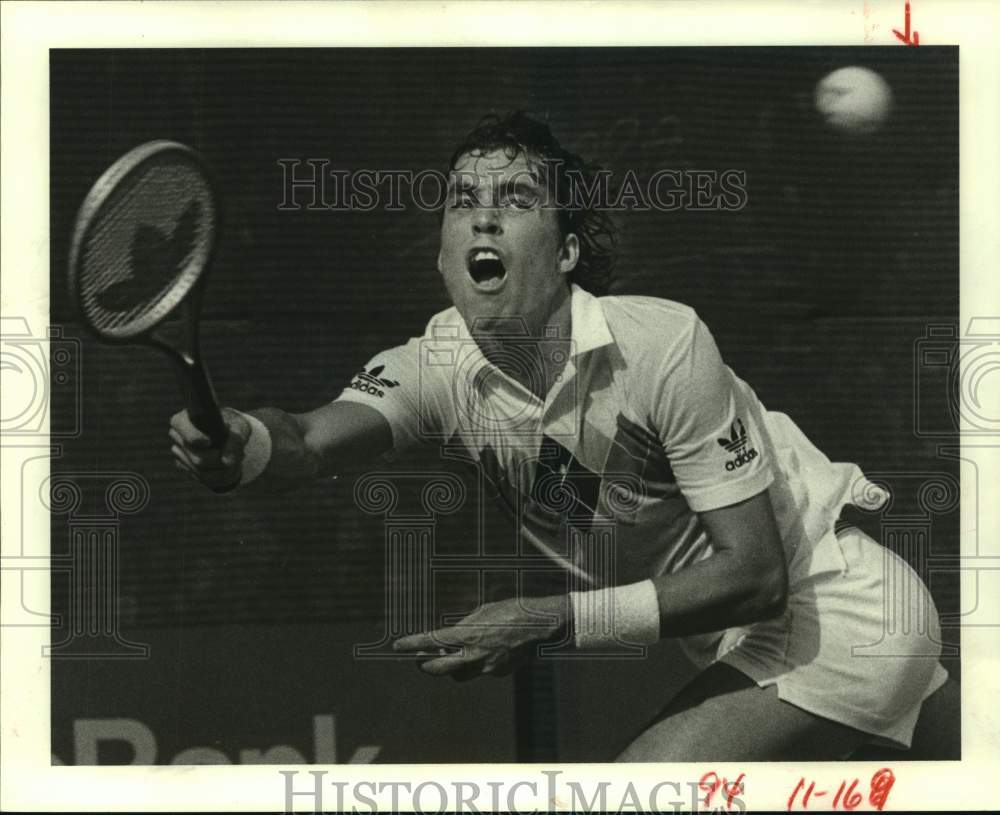 1982 Press Photo Tennis pro Ivan lendl returns shot in River oaks Tournament.- Historic Images