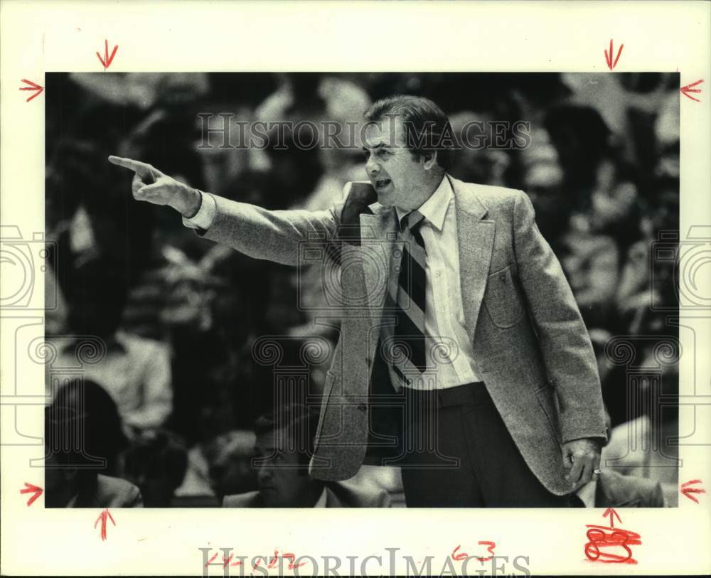 1981 Press Photo Texas basketball coach Abe Lemons tries to make his point.- Historic Images