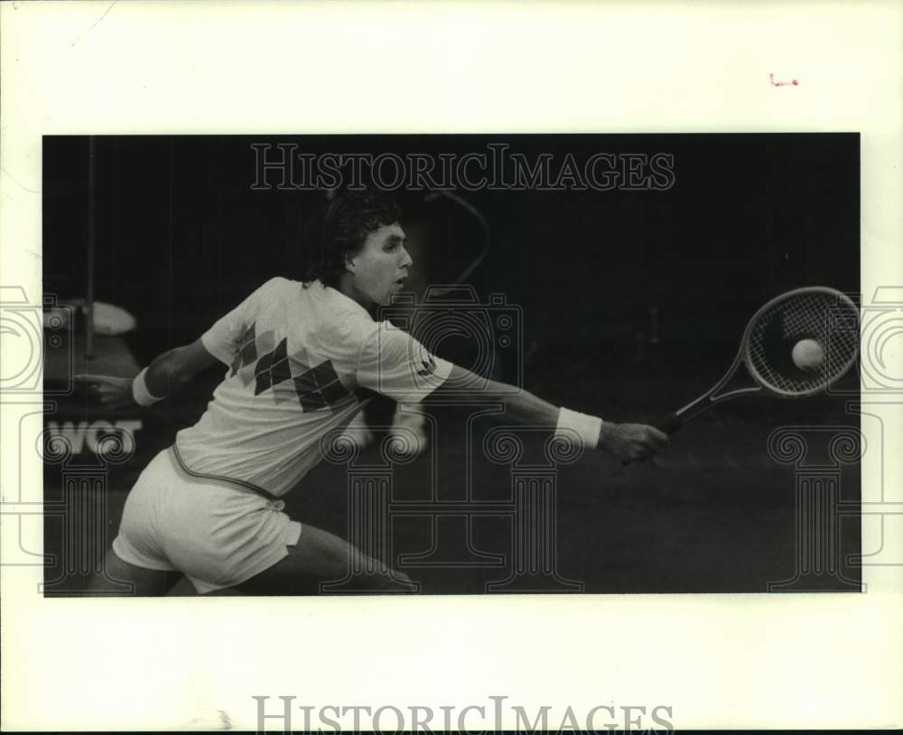 1982 Press Photo Professional tennis player Ivan Lendl reaches to hit a backhand- Historic Images