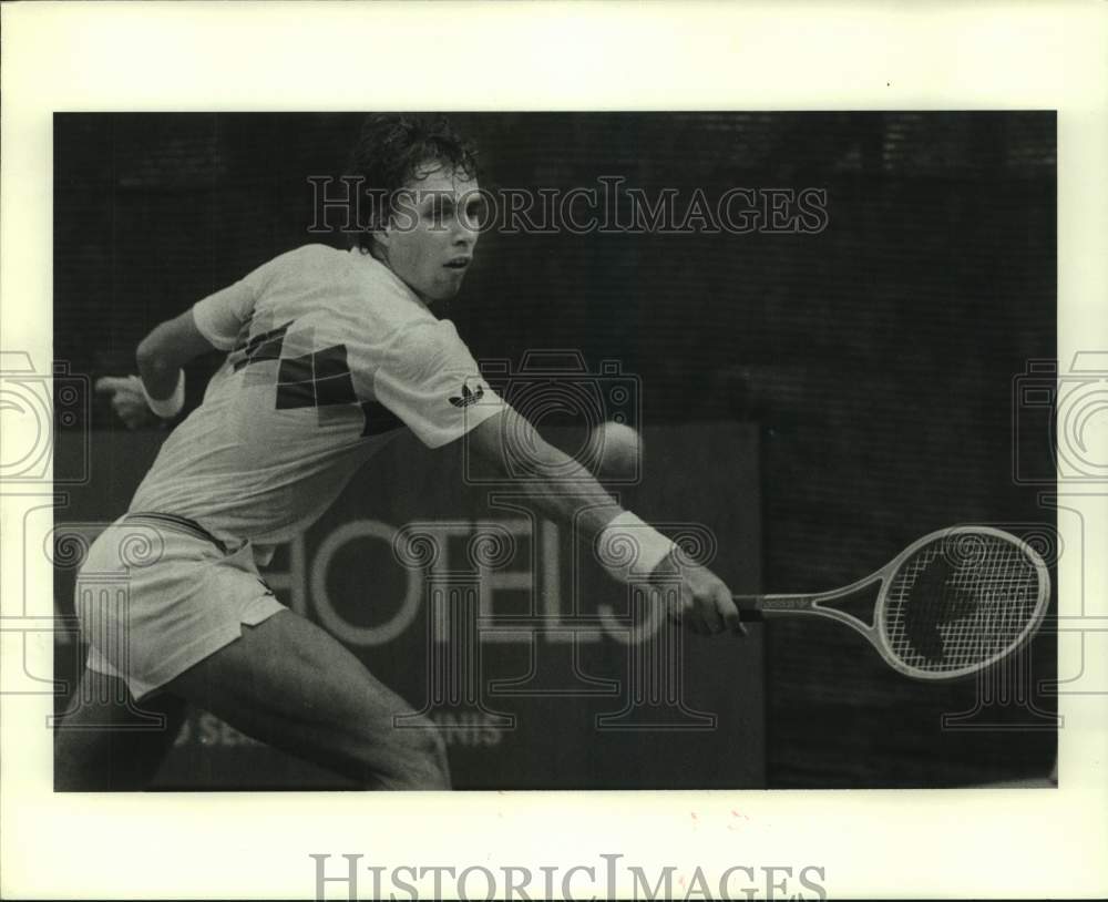 1982 Press Photo Professional tennis player Ivan Lendl reaches to hit a backhand- Historic Images