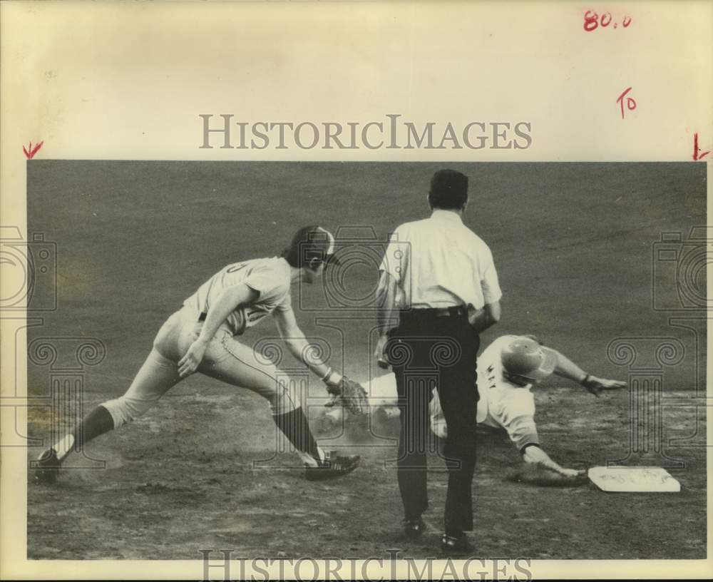 1975 Press Photo Astros&#39; catcher Milt May safe at second during Expos&#39; pick off.- Historic Images