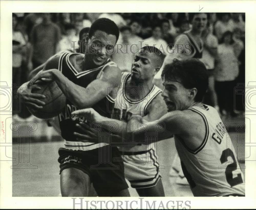 1986 Press Photo Arkansas&#39;s Allie Freeman struggles to keep ball away from Owls.- Historic Images