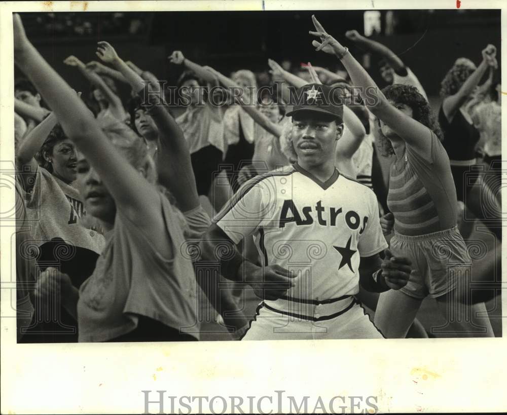 1985 Press Photo Astros&#39; Ty Gainey joins 250 for aerobics before Astros game.- Historic Images