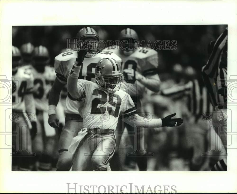 1993 Press Photo Cowboys&#39; Kenneth Gant performs his &quot;Shark&quot; dance. - hcs12772- Historic Images