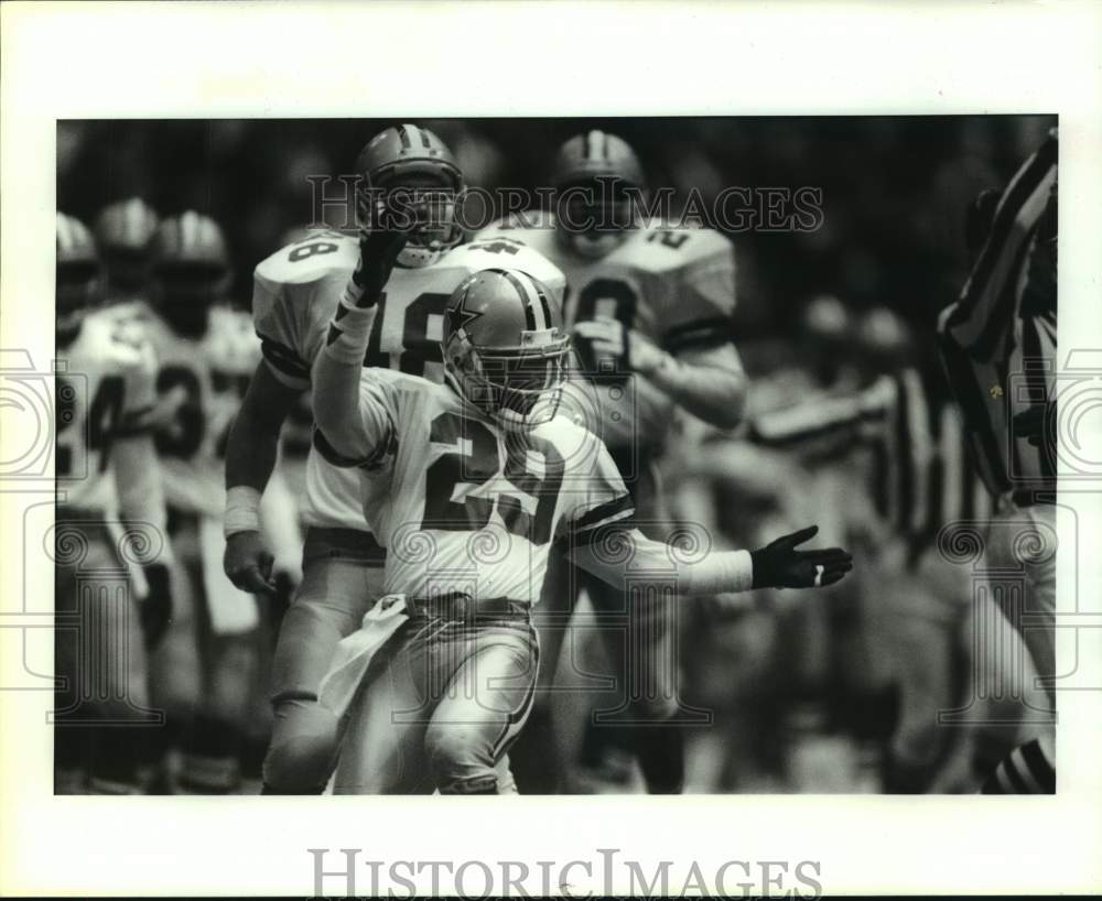 1993 Press Photo Cowboys' Kenneth Gant performs his "Shark" dance. - hcs12772- Historic Images